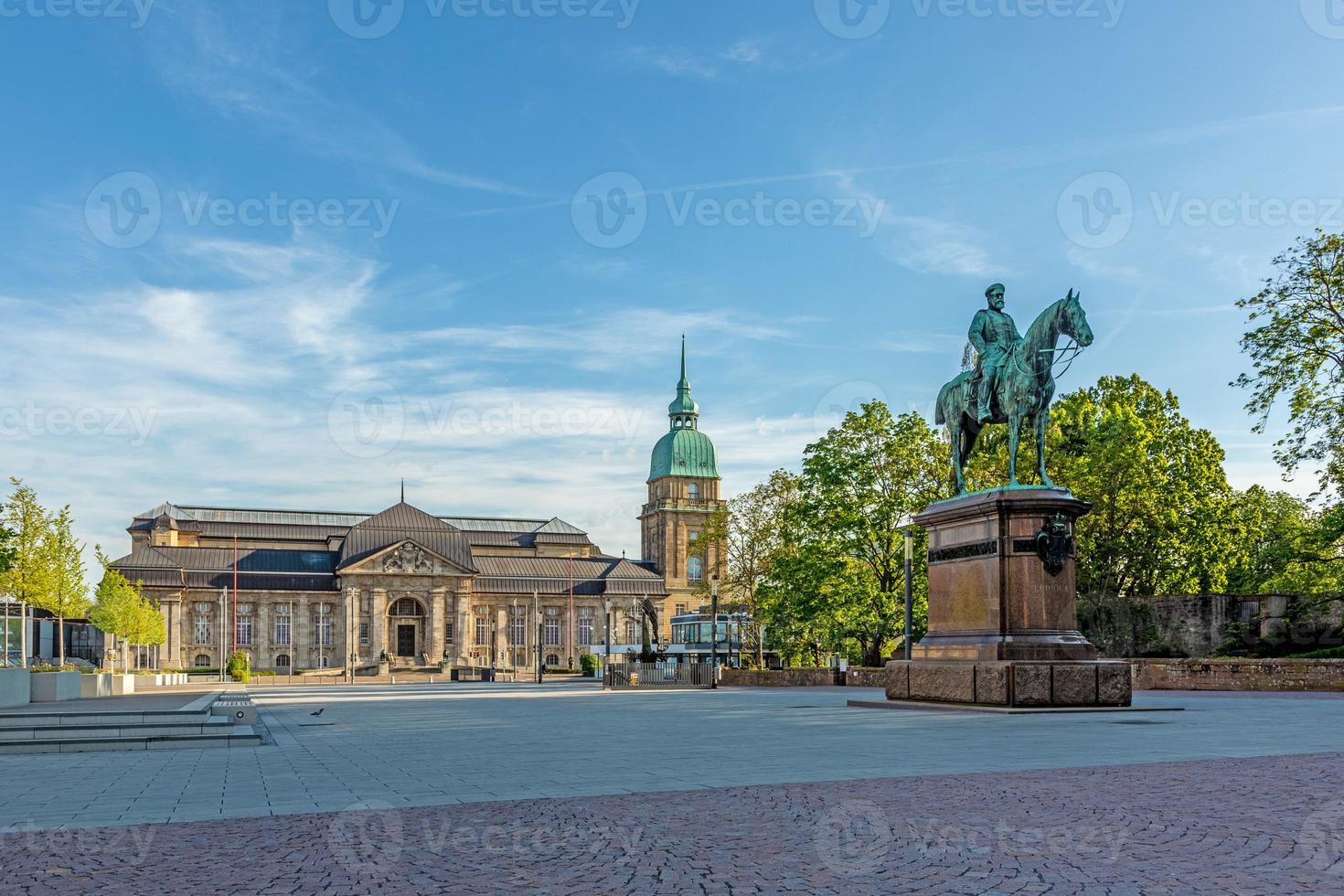 panorama- se över friedensplatz fyrkant till hessian stat museum i tysk universitet stad darmstadt foto