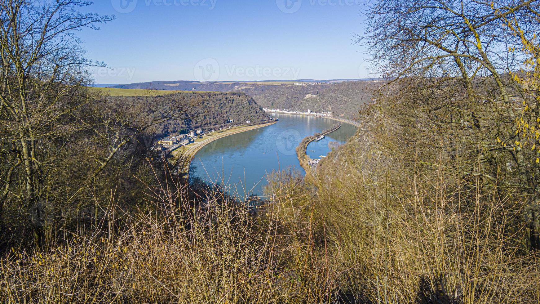 panorama- bild av de loreley sten på de Rhen flod tagen från de motsatt sida av de Rhen under blå himmel och solsken foto