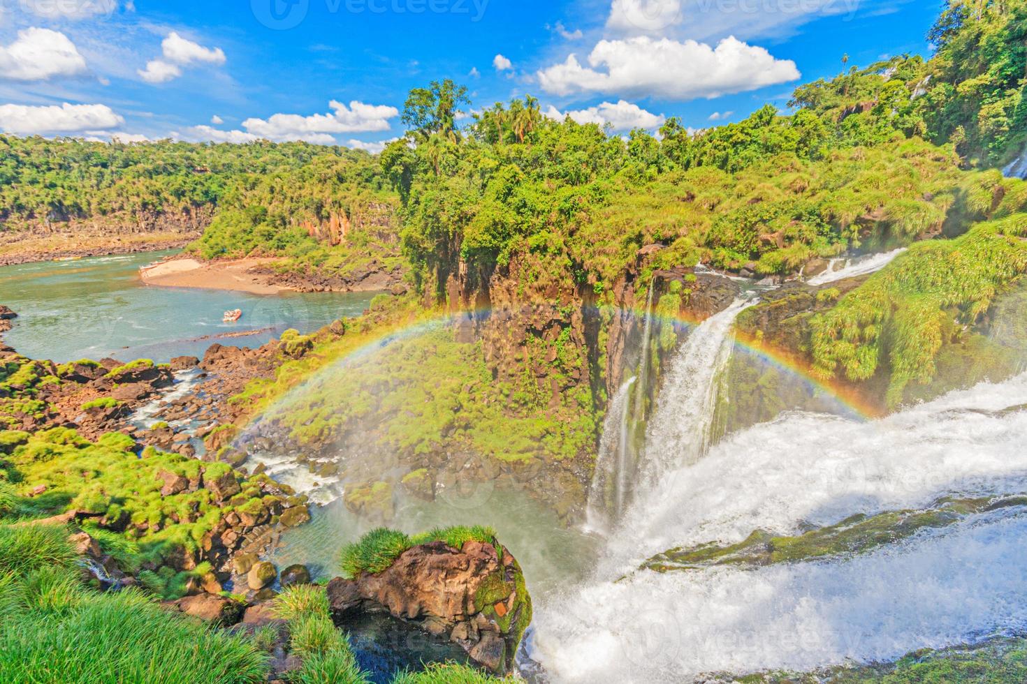bild från de spektakulär iguacu nationell parkera med de imponerande vattenfall på de gräns mellan argentina och Brasilien foto
