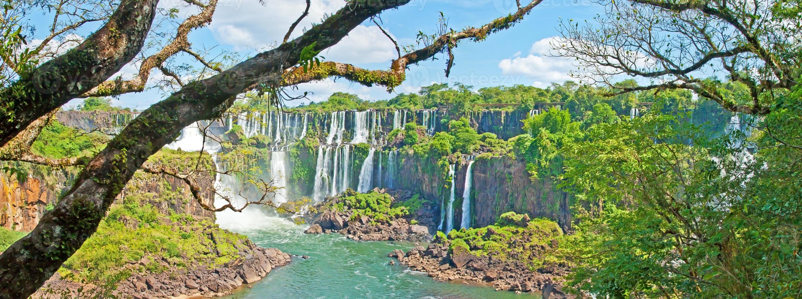 bild från de spektakulär iguacu nationell parkera med de imponerande vattenfall på de gräns mellan argentina och Brasilien foto