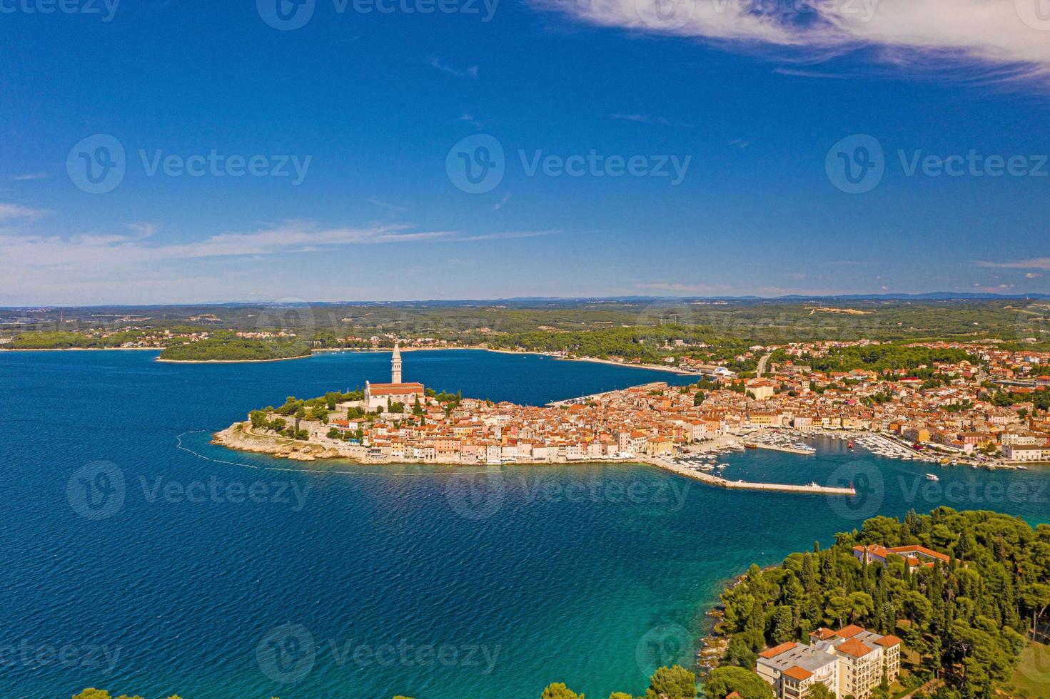 panorama- antenn Drönare bild av de historisk stad rovinj och hamn i kroatien foto