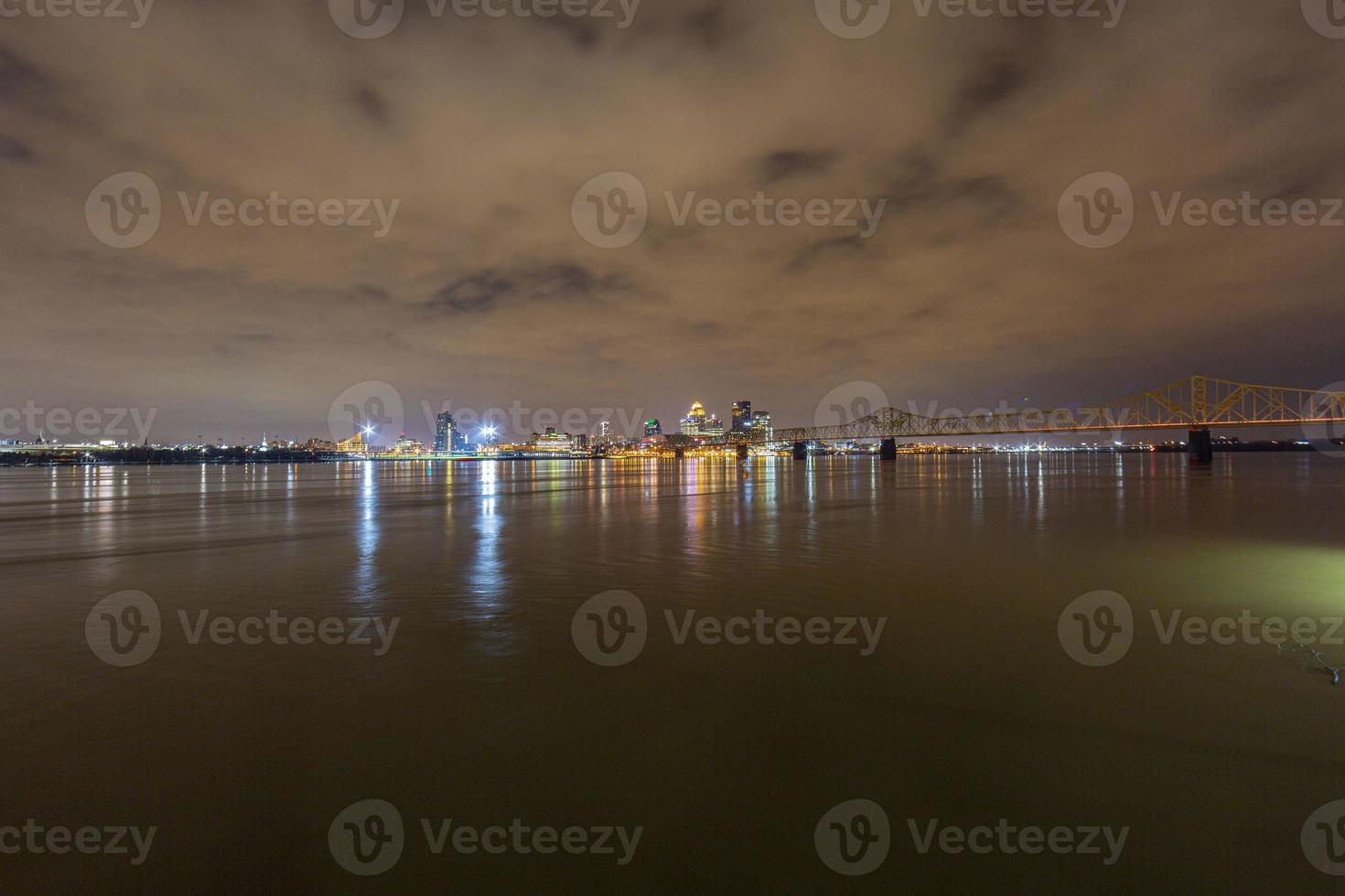 se på broar över de ohio flod i Louisville på natt foto