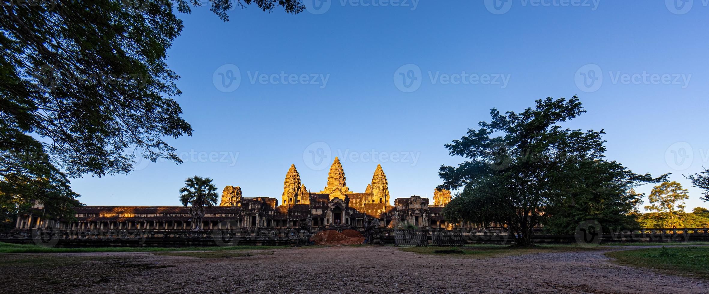 mystisk och känd ruiner av ankare wat i cambodia med Nej människor i sommar foto