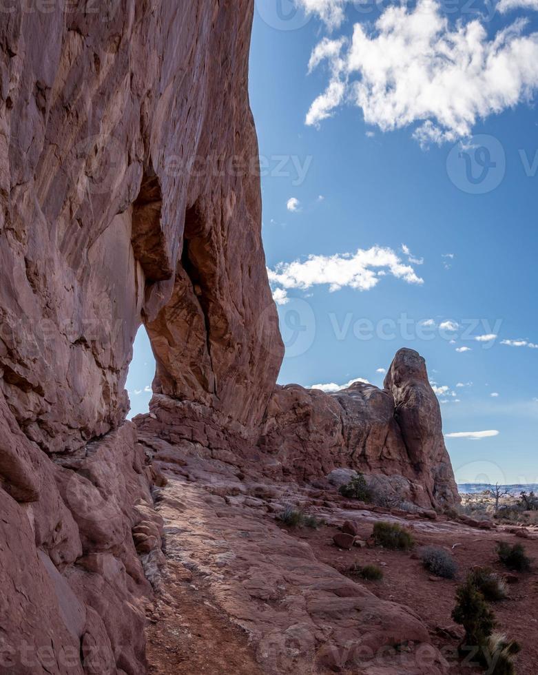 bild av norr fönster båge i de valv nationell parkera i utah i vinter- foto