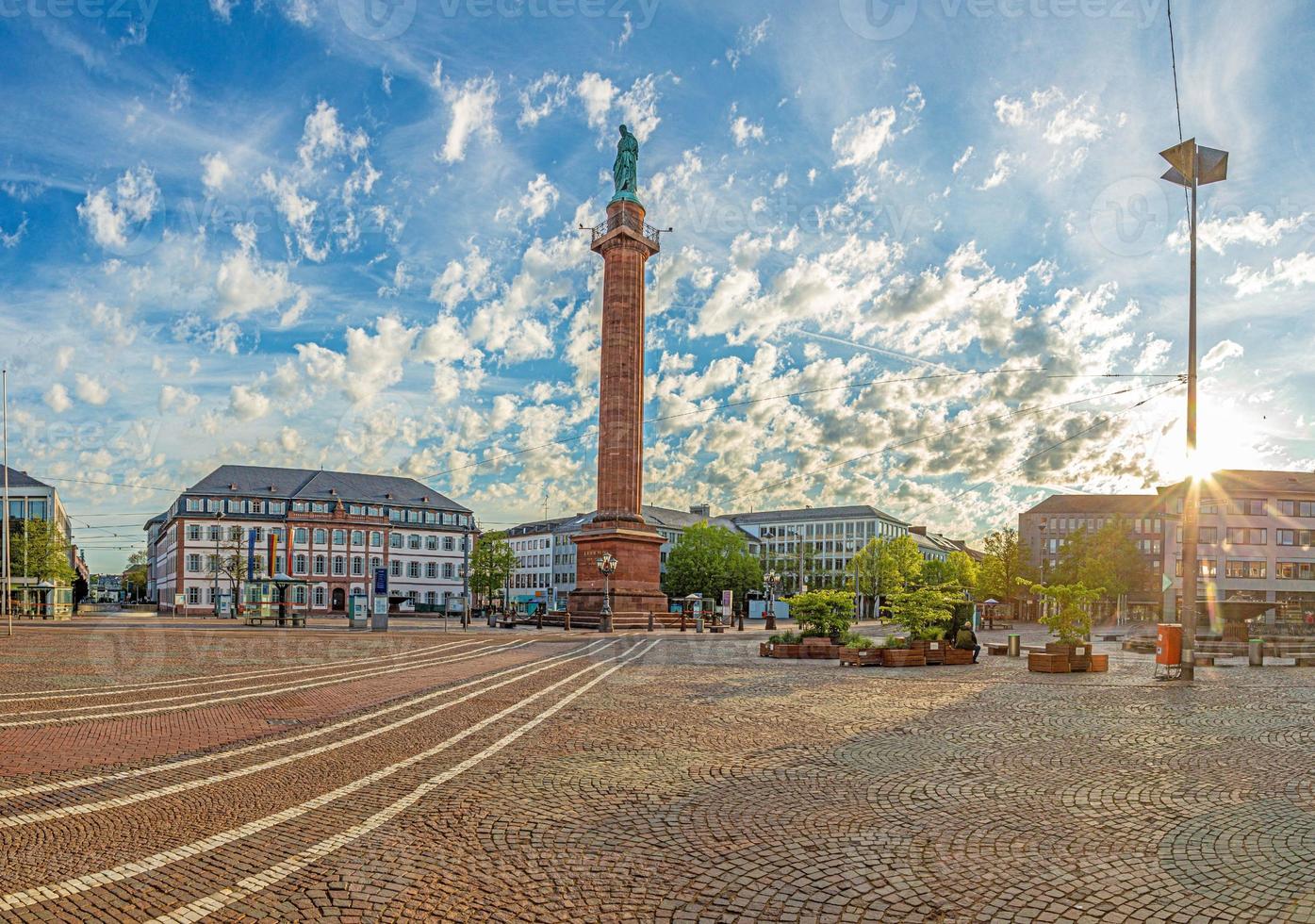 panorama- se över luisenplatz fyrkant i de Centrum av de tysk universitet stad darmstadt i de stat hesse foto