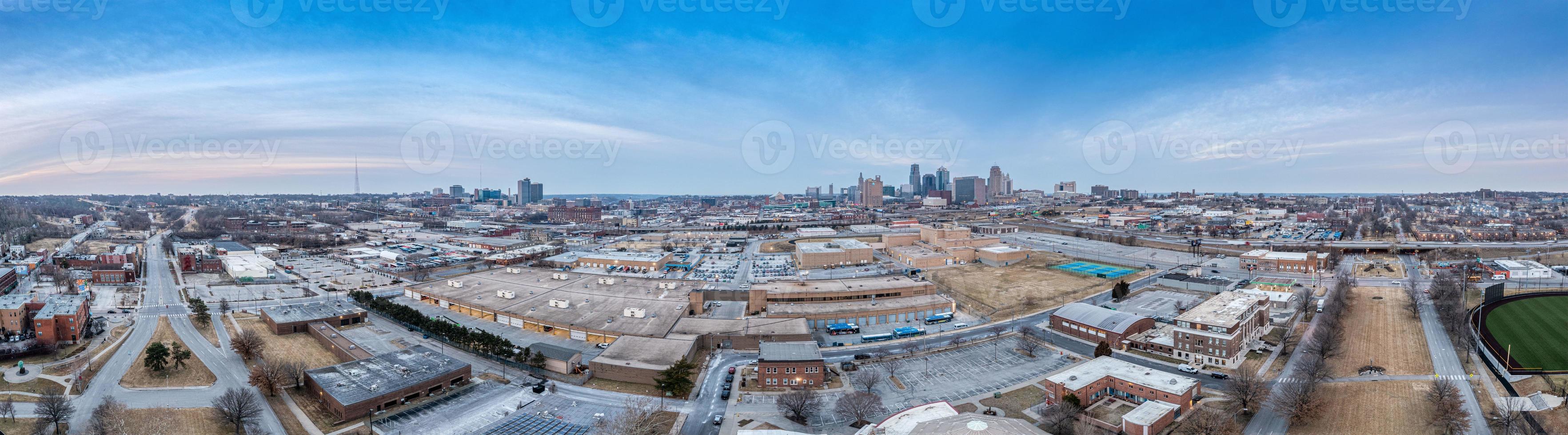 Drönare panorama av kansas stad horisont under soluppgång foto