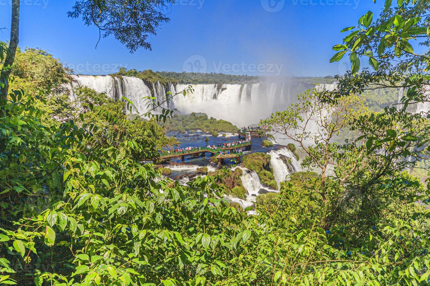 bild från de spektakulär iguacu nationell parkera med de imponerande vattenfall på de gräns mellan argentina och Brasilien foto