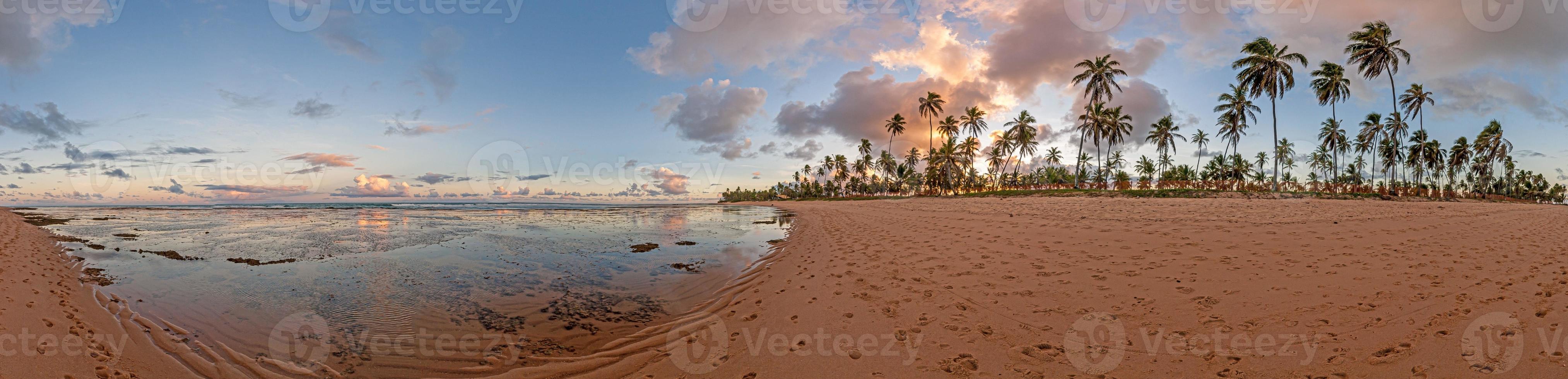 panorama- se över de ändlös och folktom strand av praia do forte i de brasiliansk provins av bahia under de dag foto