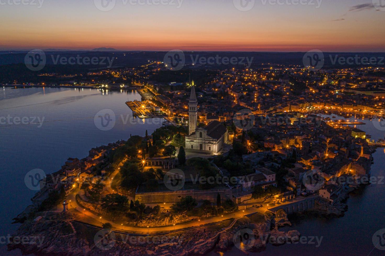 panorama- antenn Drönare bild av de historisk stad rovinj i kroatien under soluppgång foto