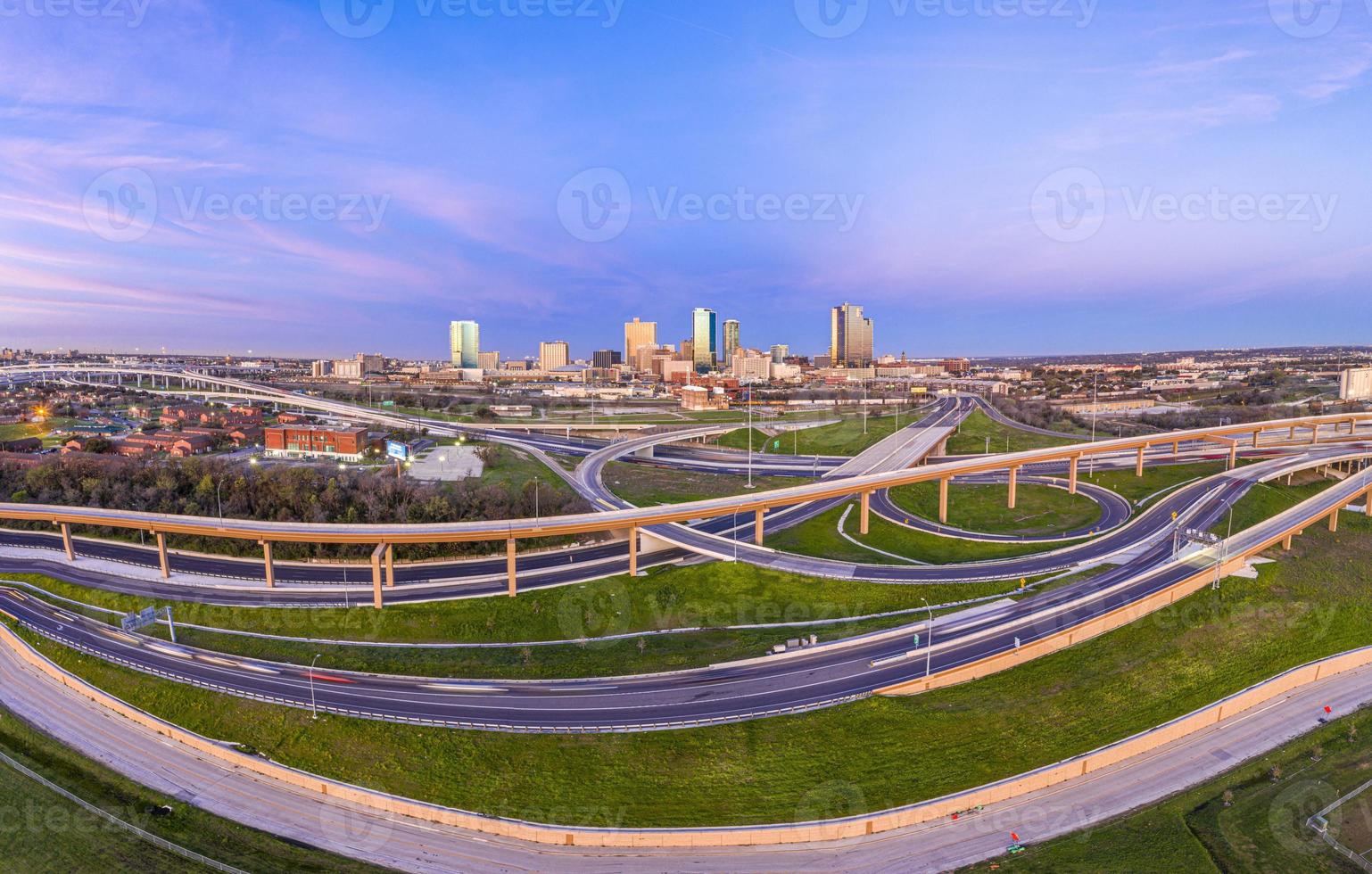 antenn panorama bild av de fort värde horisont på soluppgång med motorväg genomskärning i texas foto