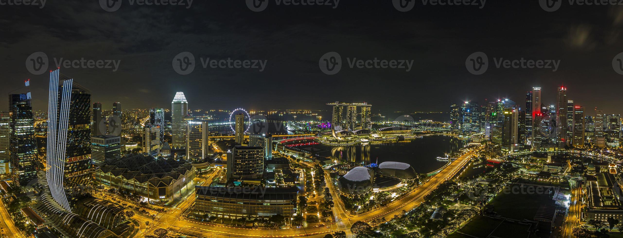 antenn panorama- bild av singapore horisont och trädgårdar förbi de bukt under förberedelse för formel 1 lopp i de natt i höst foto