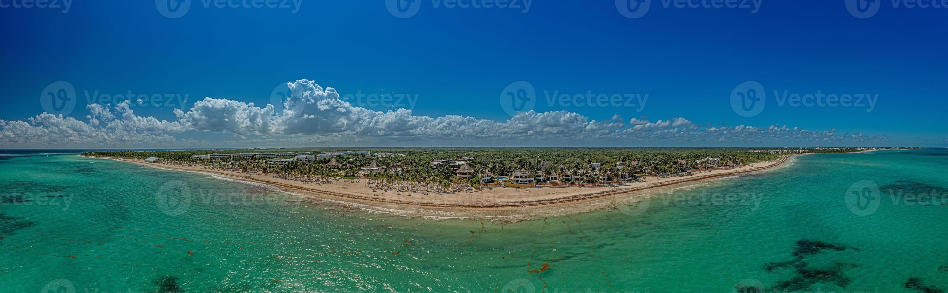 panorama över en tropisk strand tagen från de vatten under de dag foto