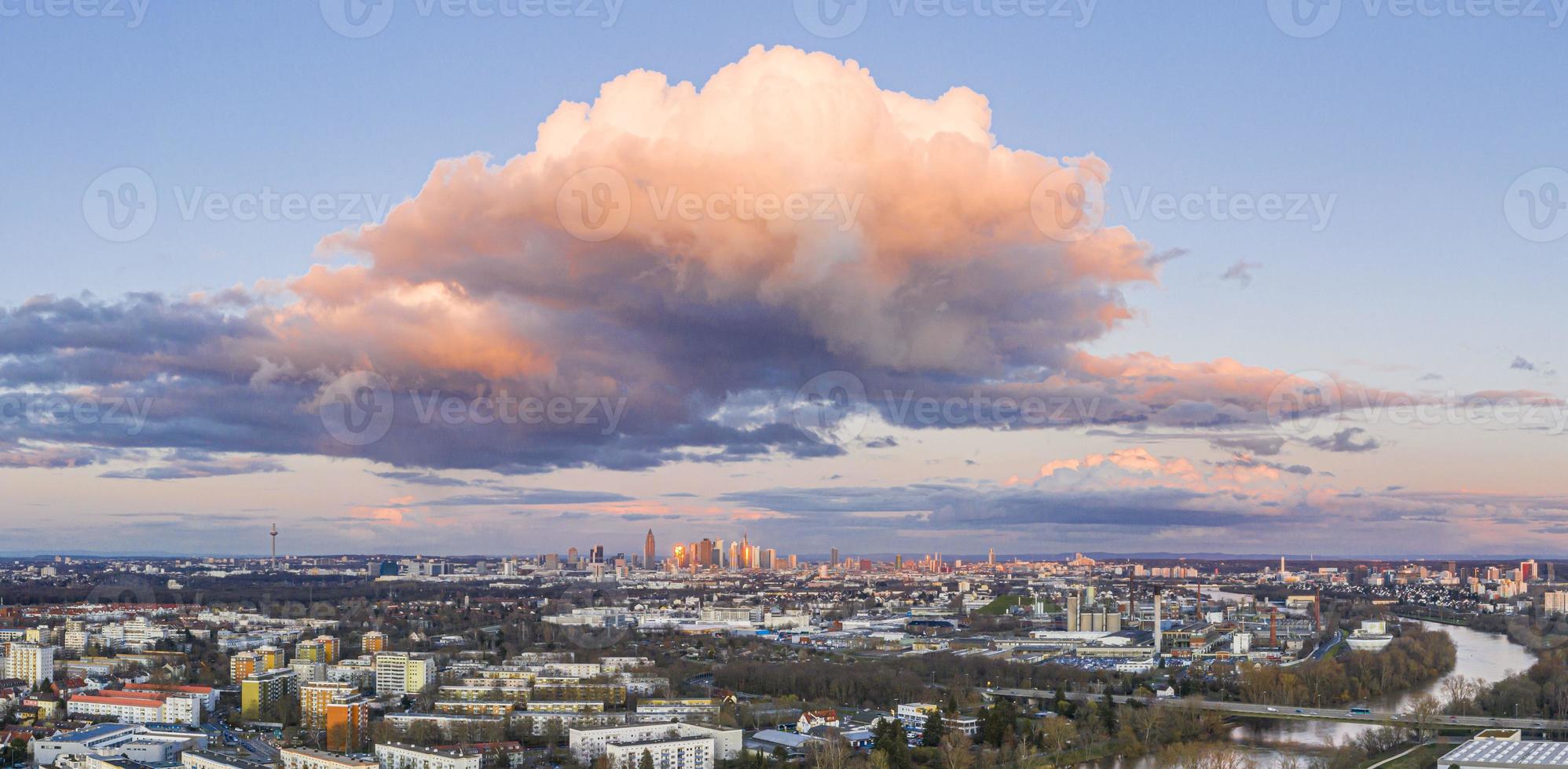 antenn panorama- bild av flod huvud och de frankfurt horisont under solnedgång i afterglow med upplyst moln foto