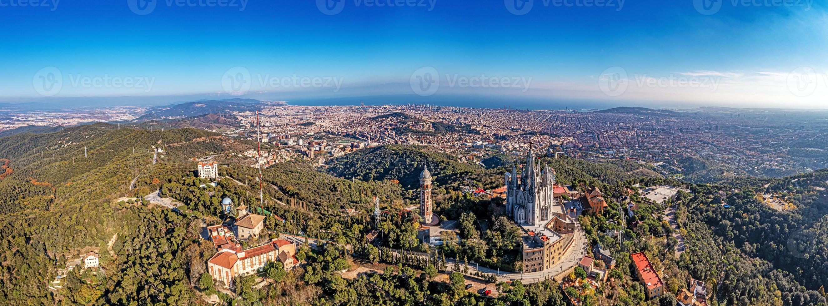 Drönare panorama över katalansk metropol barcelona tagen från tibidabo riktning under de dag foto