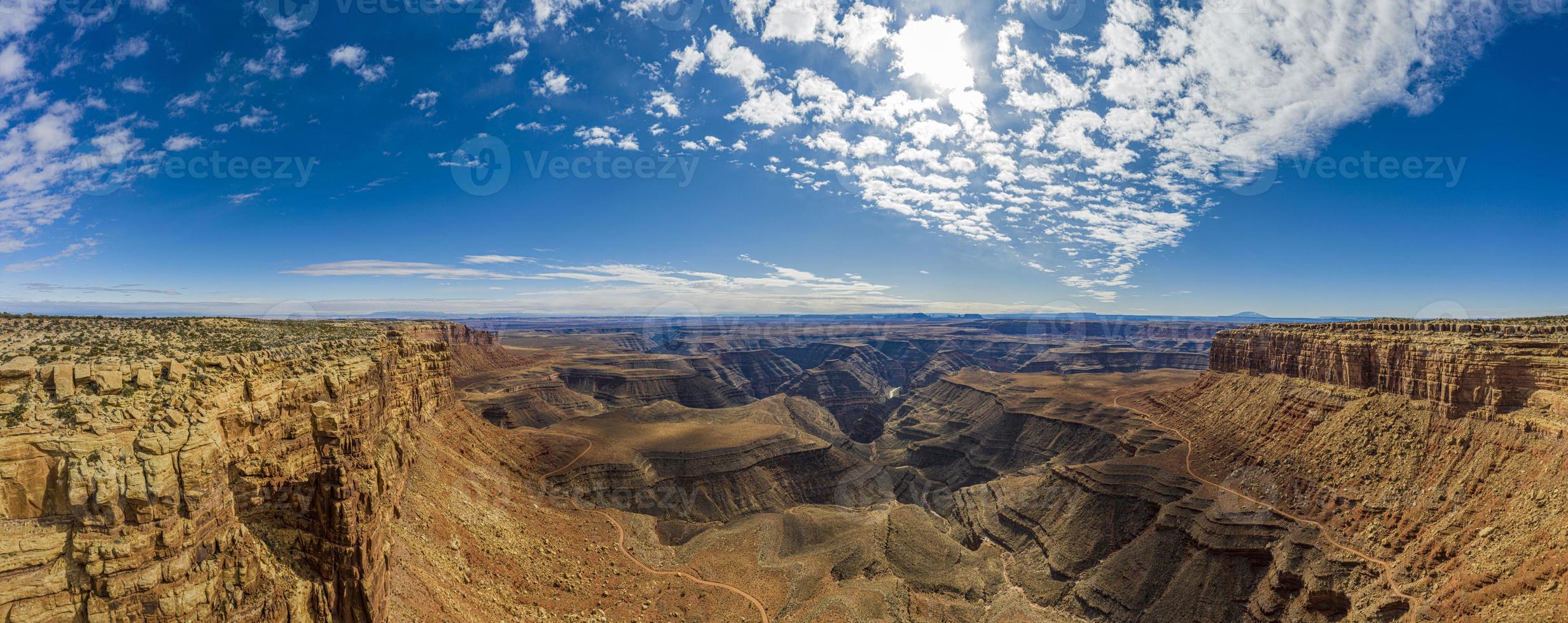 se över san juan flod kanjon i utah från muley punkt nära monument dal med spektakulär moln bildning foto