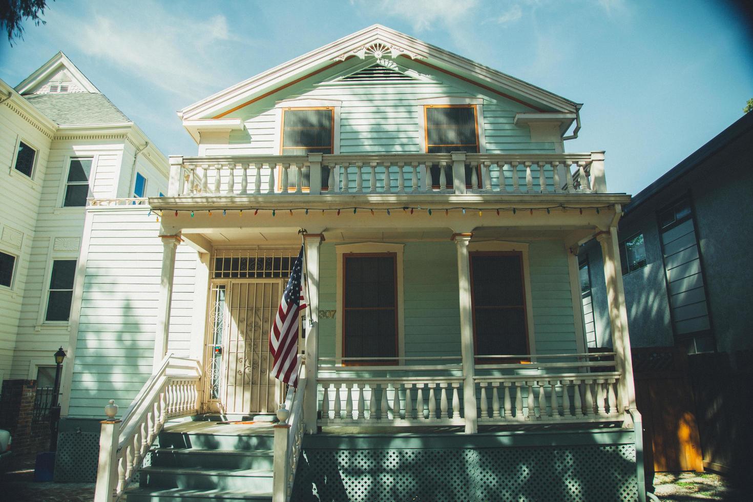 sacramento, Kalifornien, 2020 - grönt hus med en amerikansk flagga foto