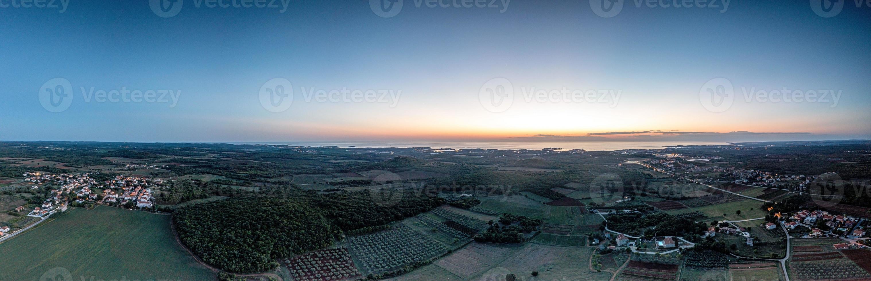 Drönare panorama över istriska adriatisk kust nära porec tagen från hög höjd över havet på solnedgång foto