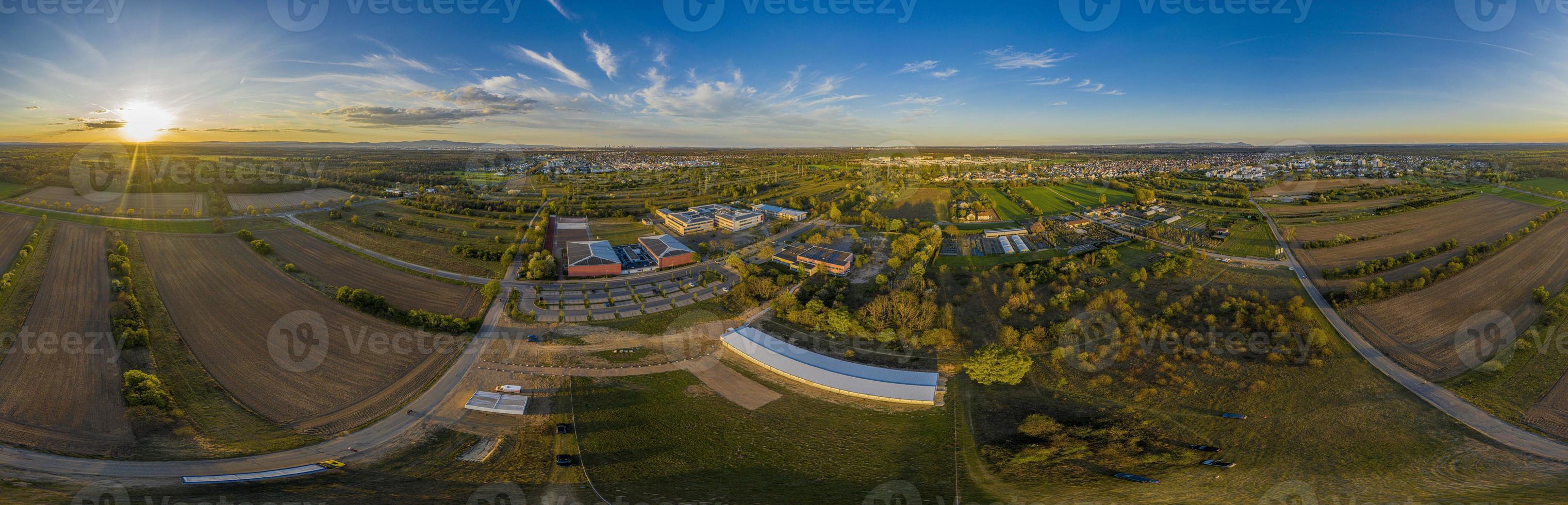 360 panorama- Drönare bild av de stad moerfelden-walldorf med de horisont av frankfurt i de bakgrund på kväll foto