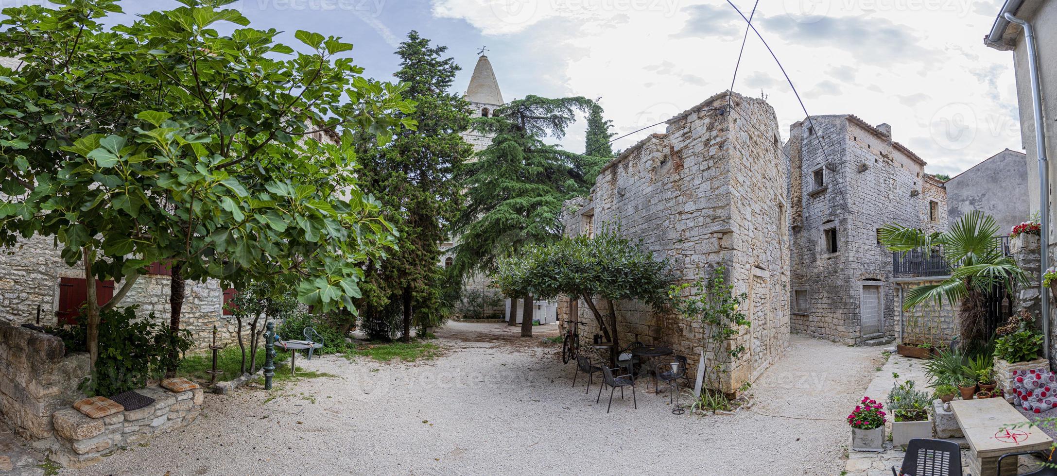 typisk gata scen i de medeltida stad bal i de istriska halvö foto