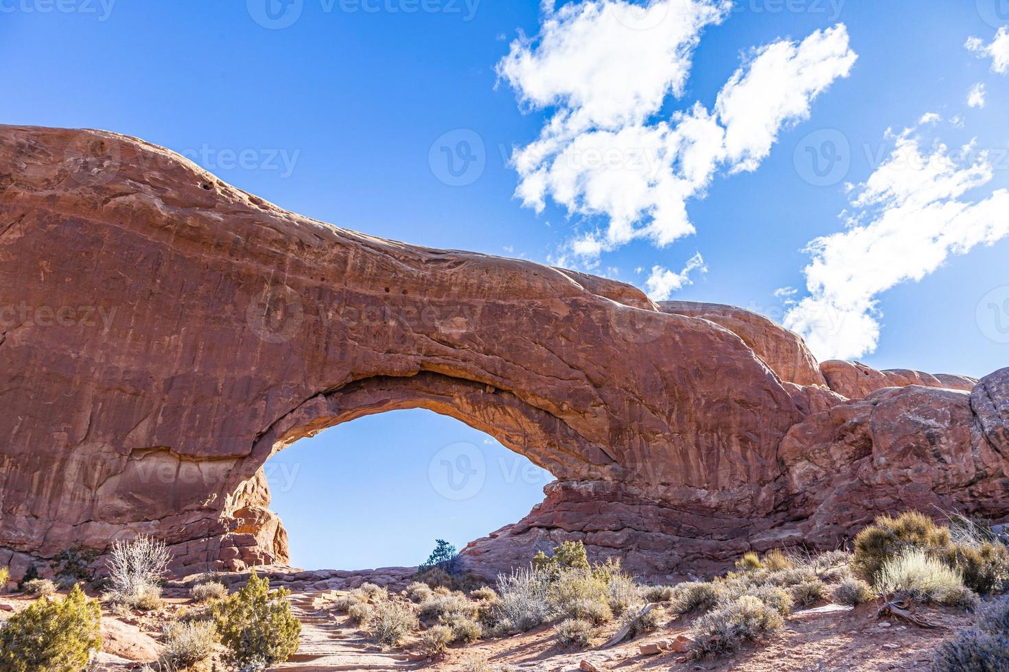 bild av norr fönster båge i de valv nationell parkera i utah i vinter- foto