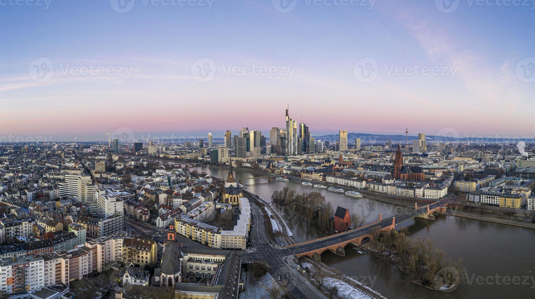 antenn panorama- bild av frankfurt horisont med flod huvud med färgrik himmel under soluppgång foto