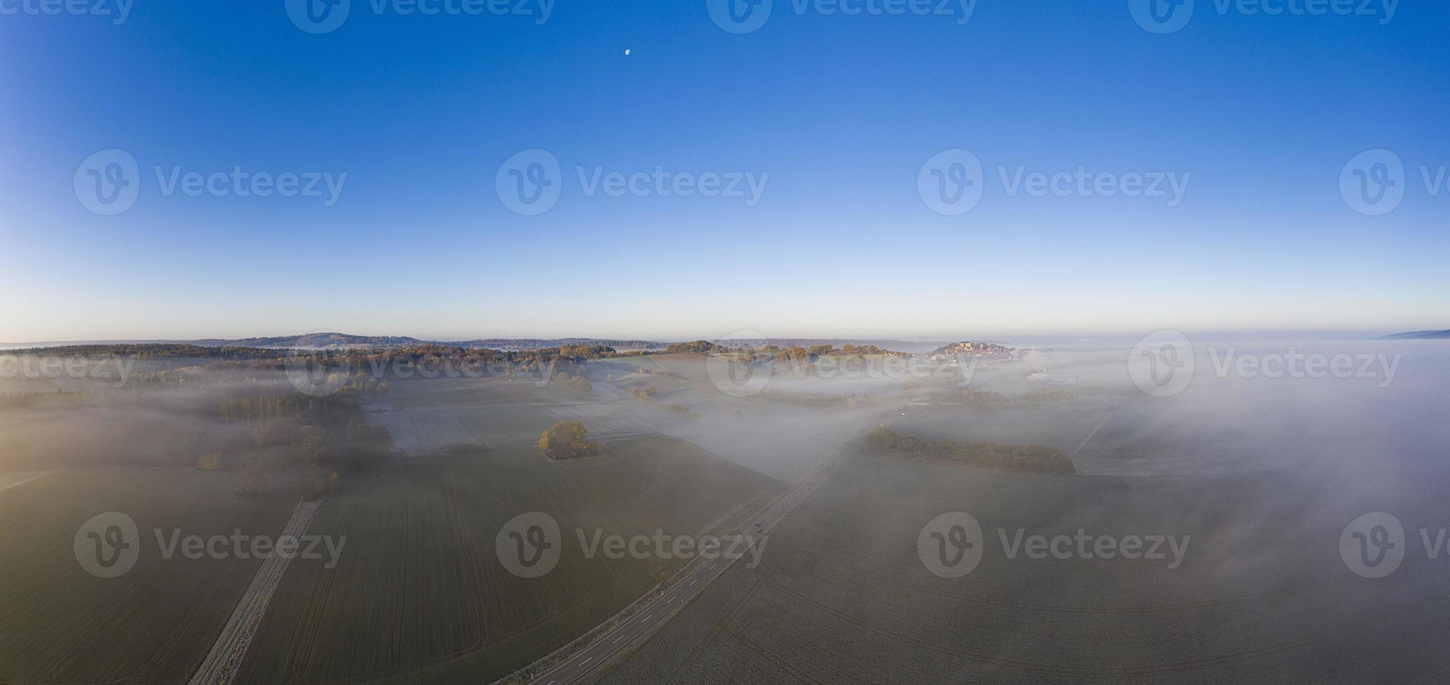 Drönare bild av morgon- jord dimma över fält i de tysk provins av norr hesse nära de by av rhoden foto