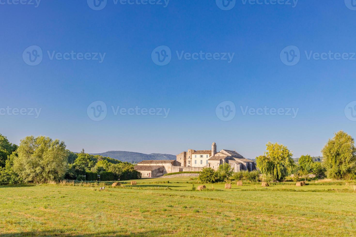 salagon - turist destination, provence, Frankrike, känd för ört, medicinsk växter. traditionell stenig kyrka torn i de landsbygden av provence alpes cote d azur, Frankrike, en solig dag med blå himmel foto