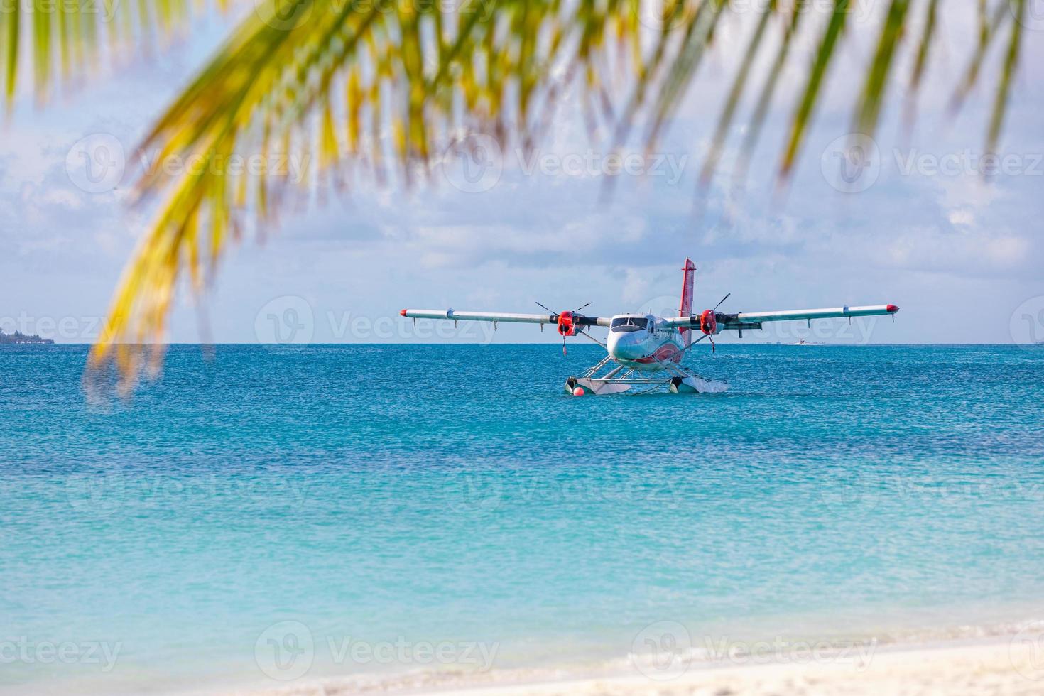 hav plan på tropisk strand tillflykt. lyx sommar resa destination med sjöflygplan i maldiverna öar. exotisk semester eller Semester transport, maldiverna hav foto