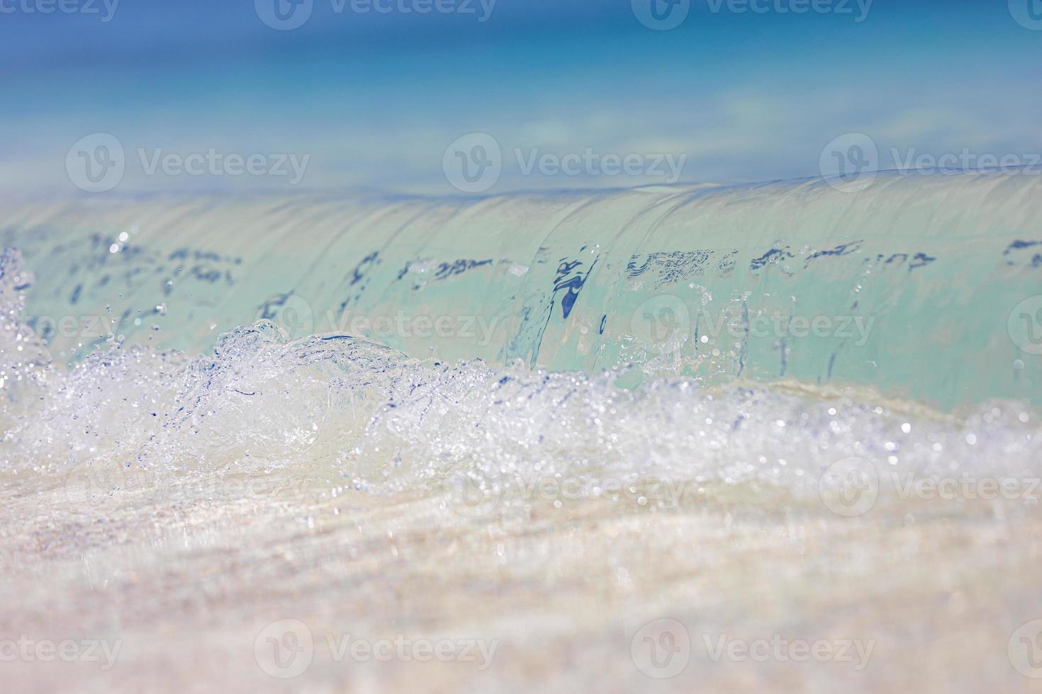 tropisk hav och sand under de blå himmel. tropisk strand landskap. mjuk blå hav Vinka på rena sandig strand. hav Vinka bakgrund. vit sand och kristallblått hav. hav vatten natur, strand koppla av foto