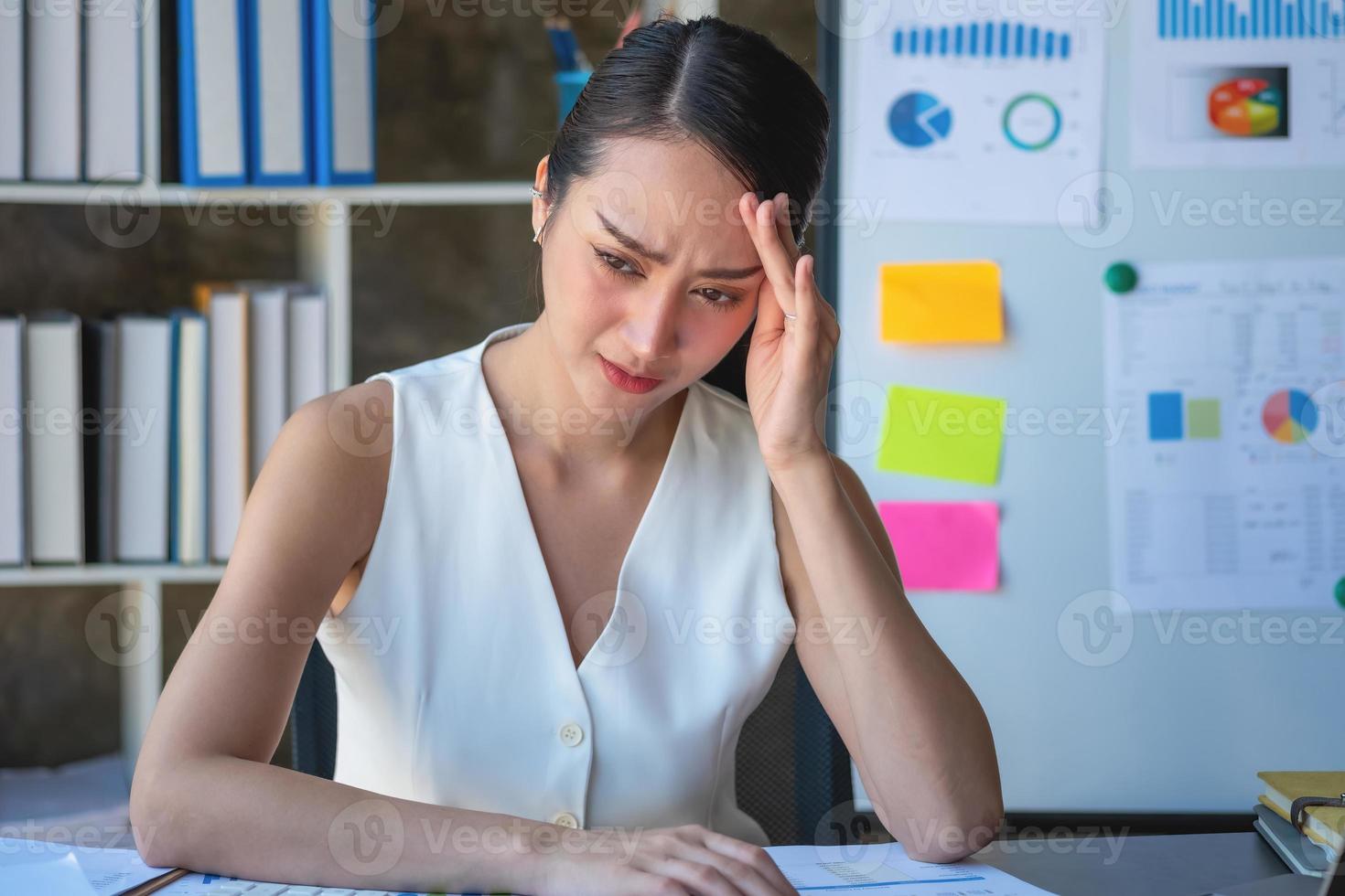 konceptet utbrändhet syndrom. affärskvinna känner sig obekväm med att arbeta. som orsakas av stress, ackumulerat från misslyckat arbete och mindre vilande kropp. konsultera en specialist psykiater. foto