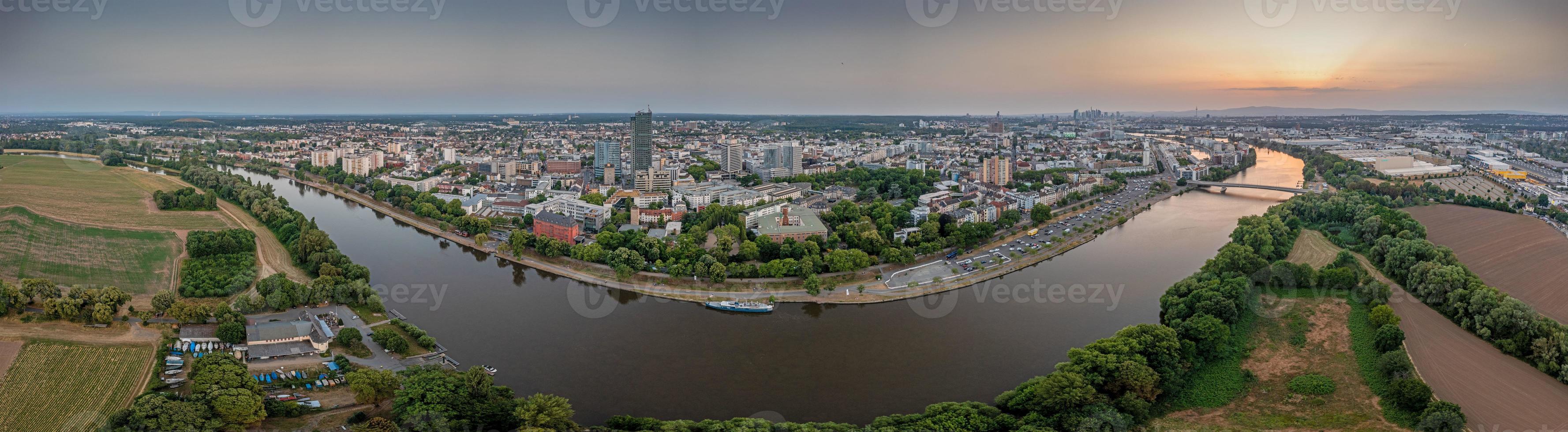 Drönare panorama över huvud flod och offenbach med frankfurt horisont foto