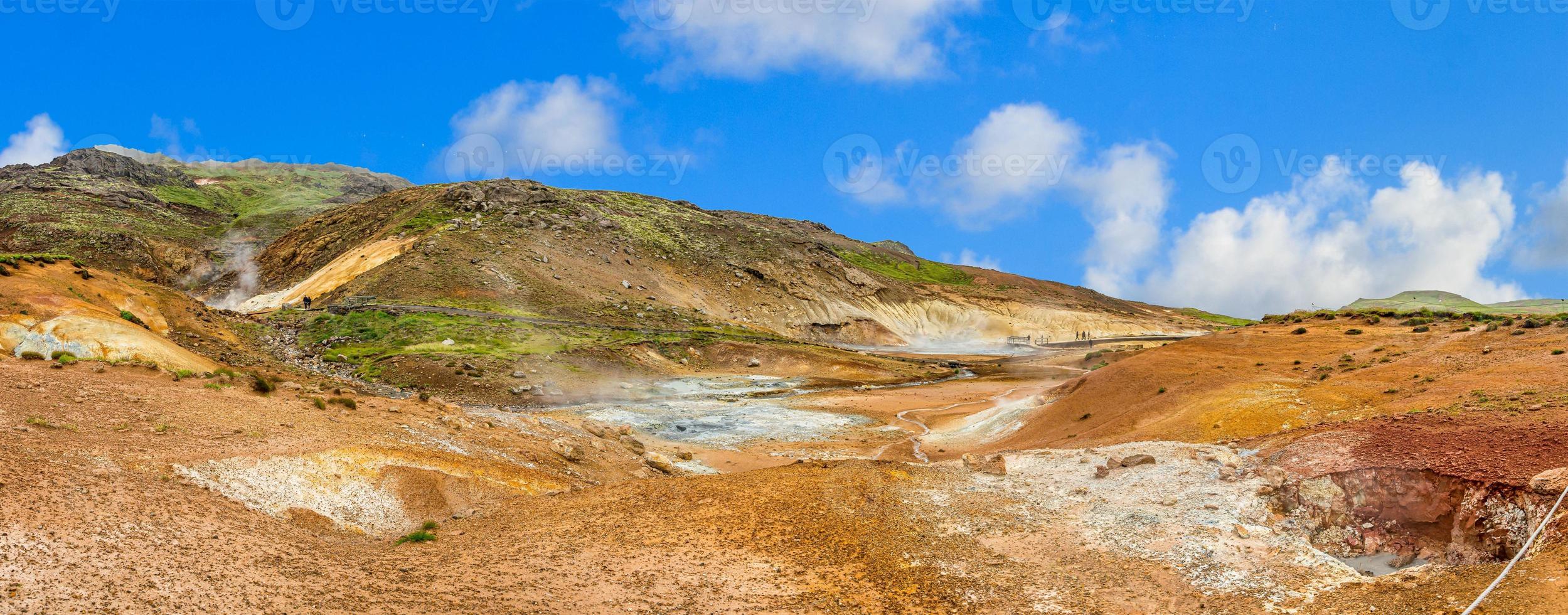 geotermisk område krysuvik på island på dagtid i sommar med blå himmel under dagtid foto