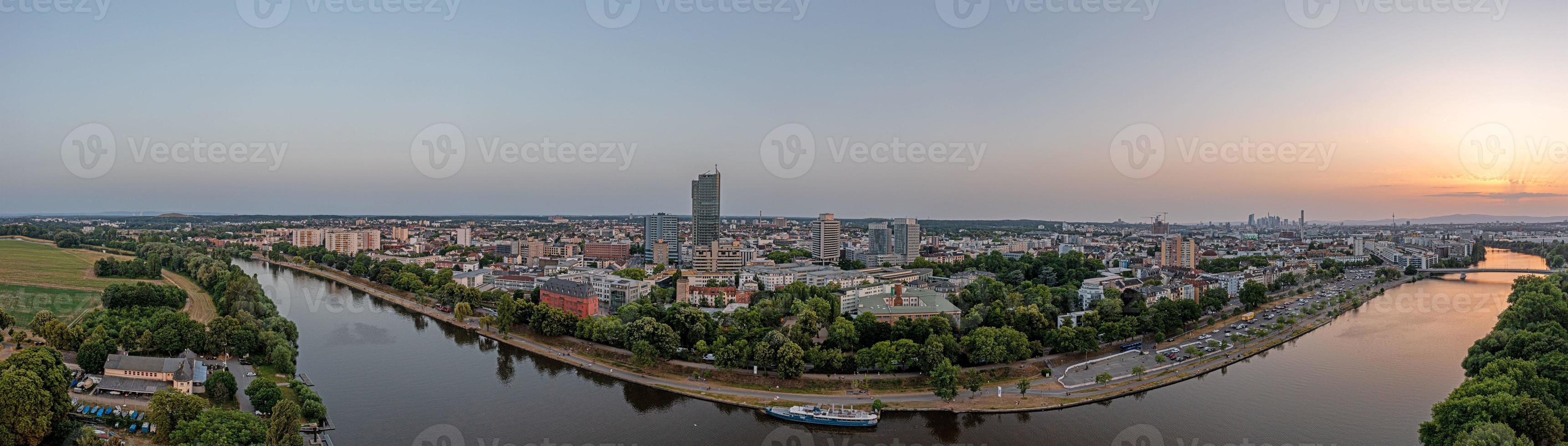 Drönare panorama över huvud flod och offenbach med frankfurt horisont foto