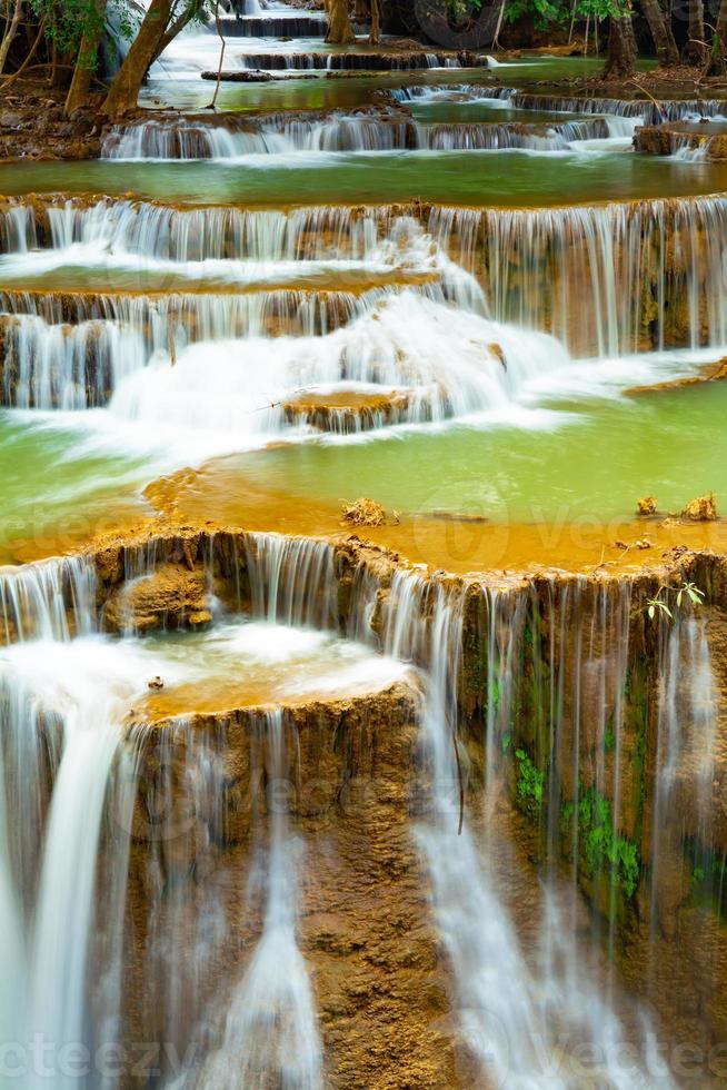 Fantastisk färgrik vattenfall i nationell parkera skog under vår, vackert djup skog i thailand, teknik lång exponering, under semester och koppla av tid. foto