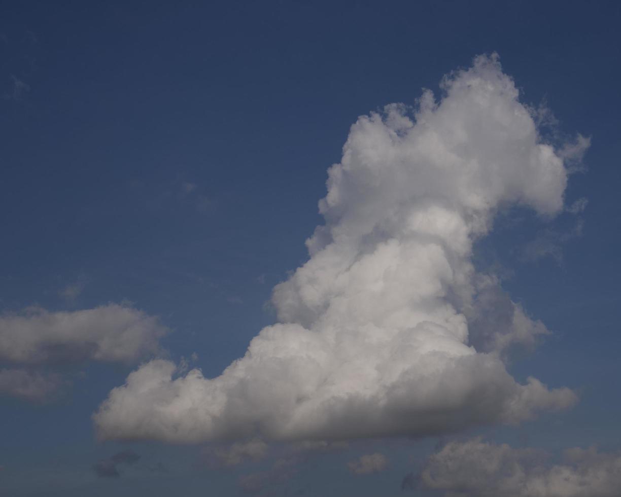 vackra moln på himlen foto