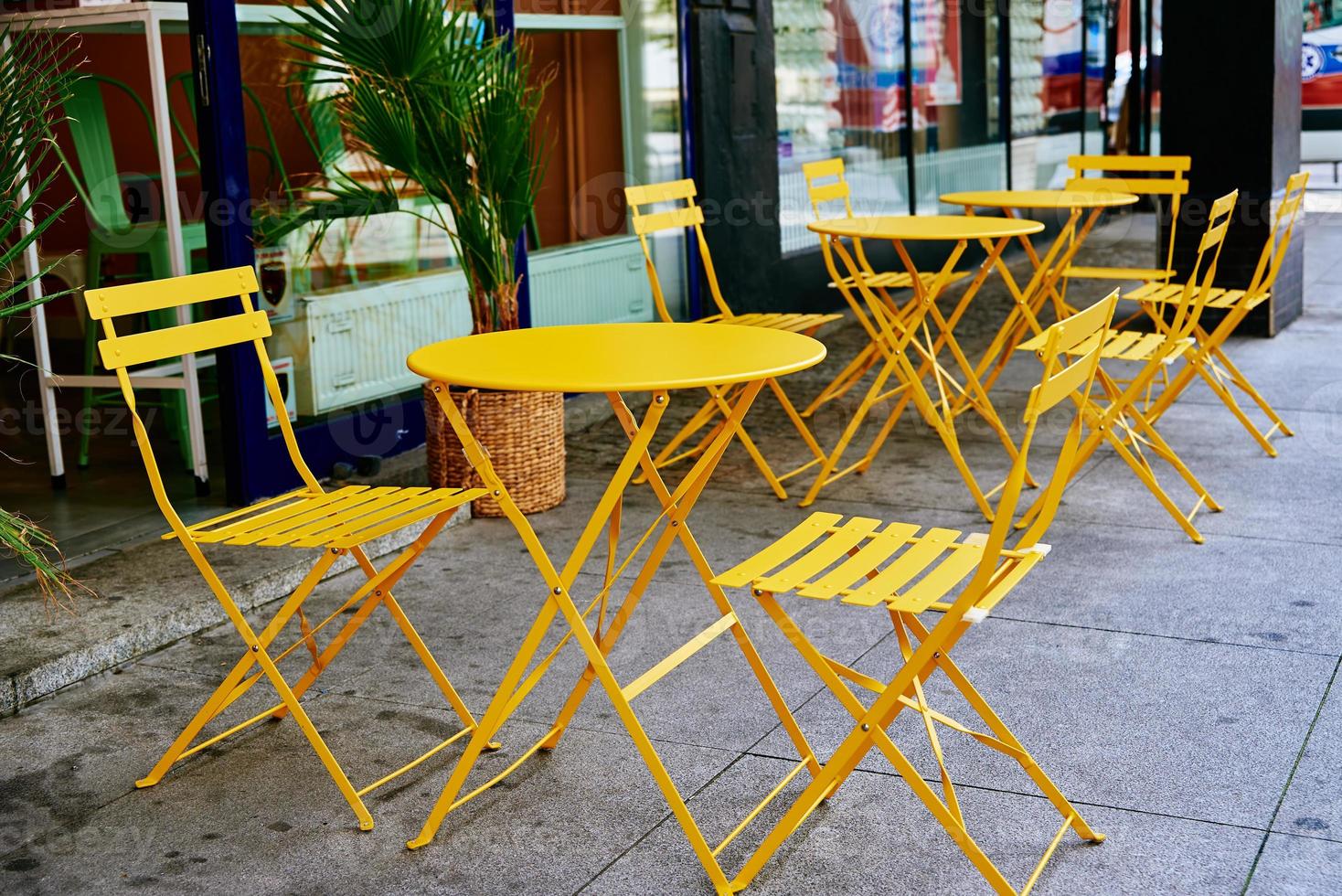gata Kafé interiör med gul tabell och stolar foto