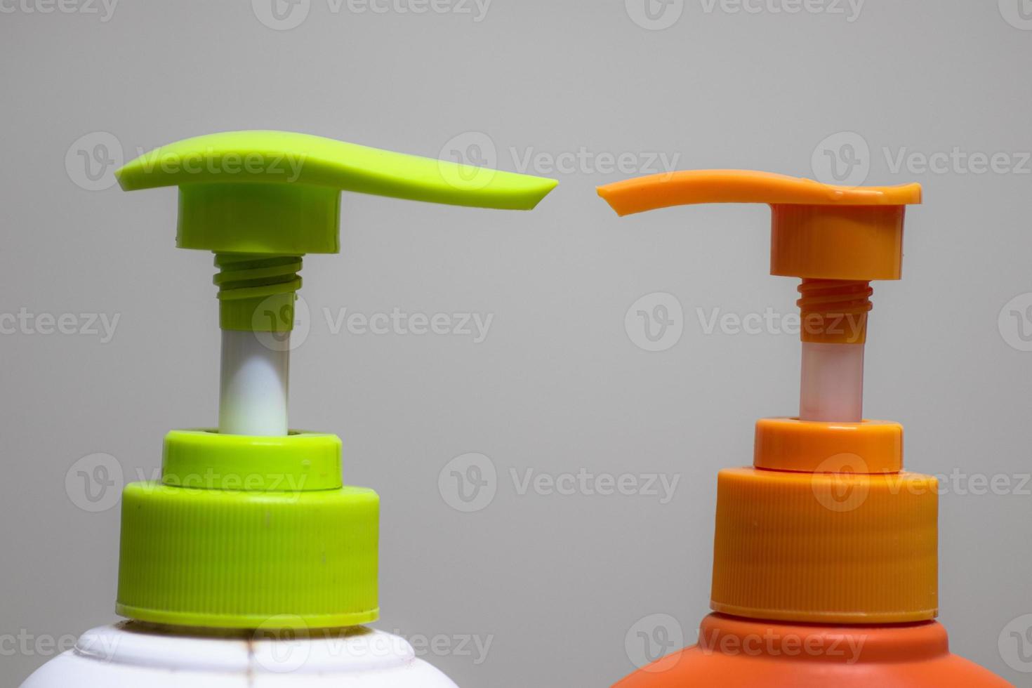 bild av färgrik pump huvud dusch gel foto