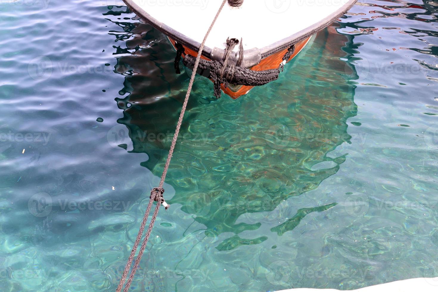 kaj vid havet för förtöjning av båtar och yachter. foto