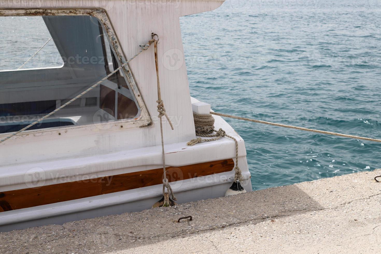 kaj vid havet för förtöjning av båtar och yachter. foto