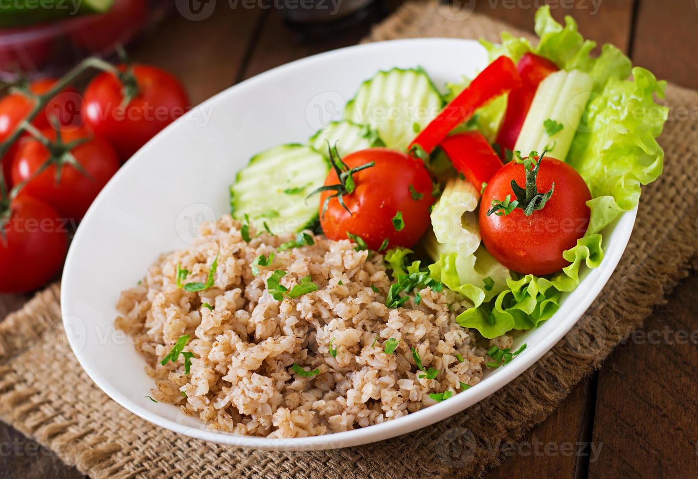 gröt med färsk grönsaker och sallad. friska frukost. rätt näring. diet- meny. foto