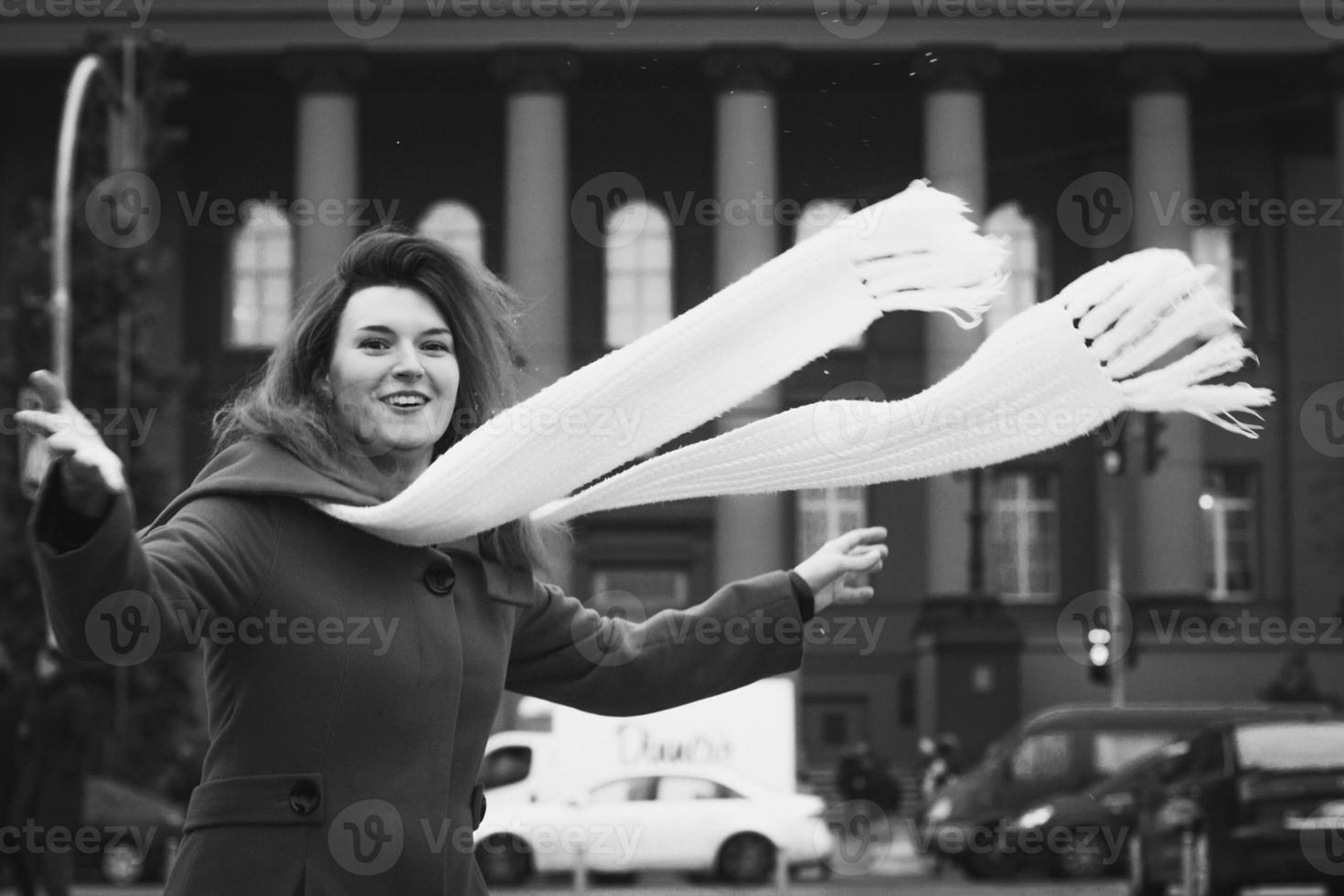 stänga upp rolig lady med strömmande scarf på gata svartvit porträtt bild foto