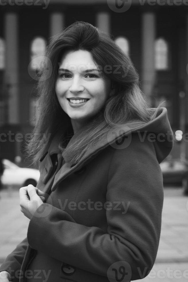 stänga upp elegant kvinna i täcka på stad gata svartvit porträtt bild foto