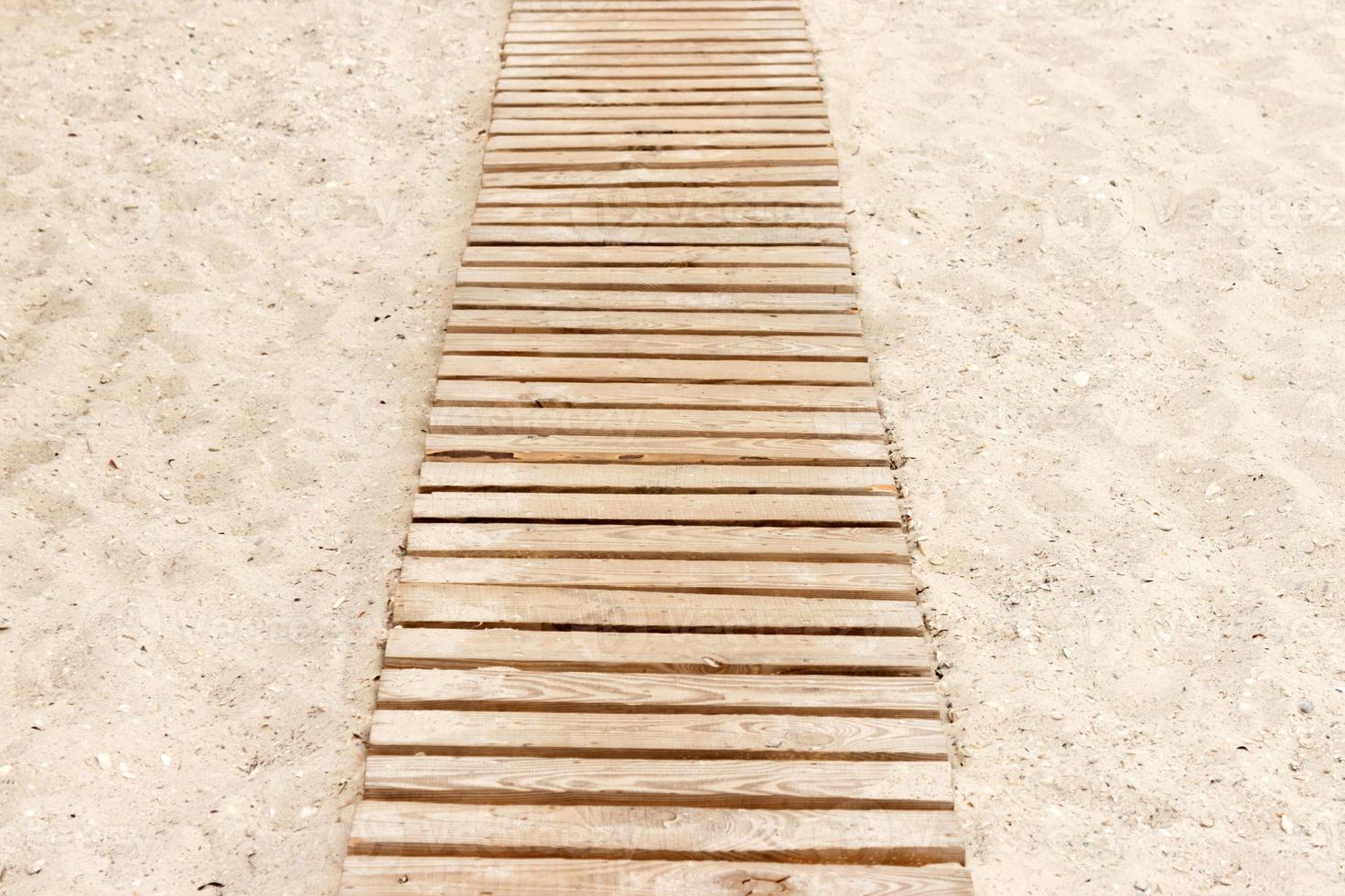 trä- strand promenaden med sand för bakgrund foto