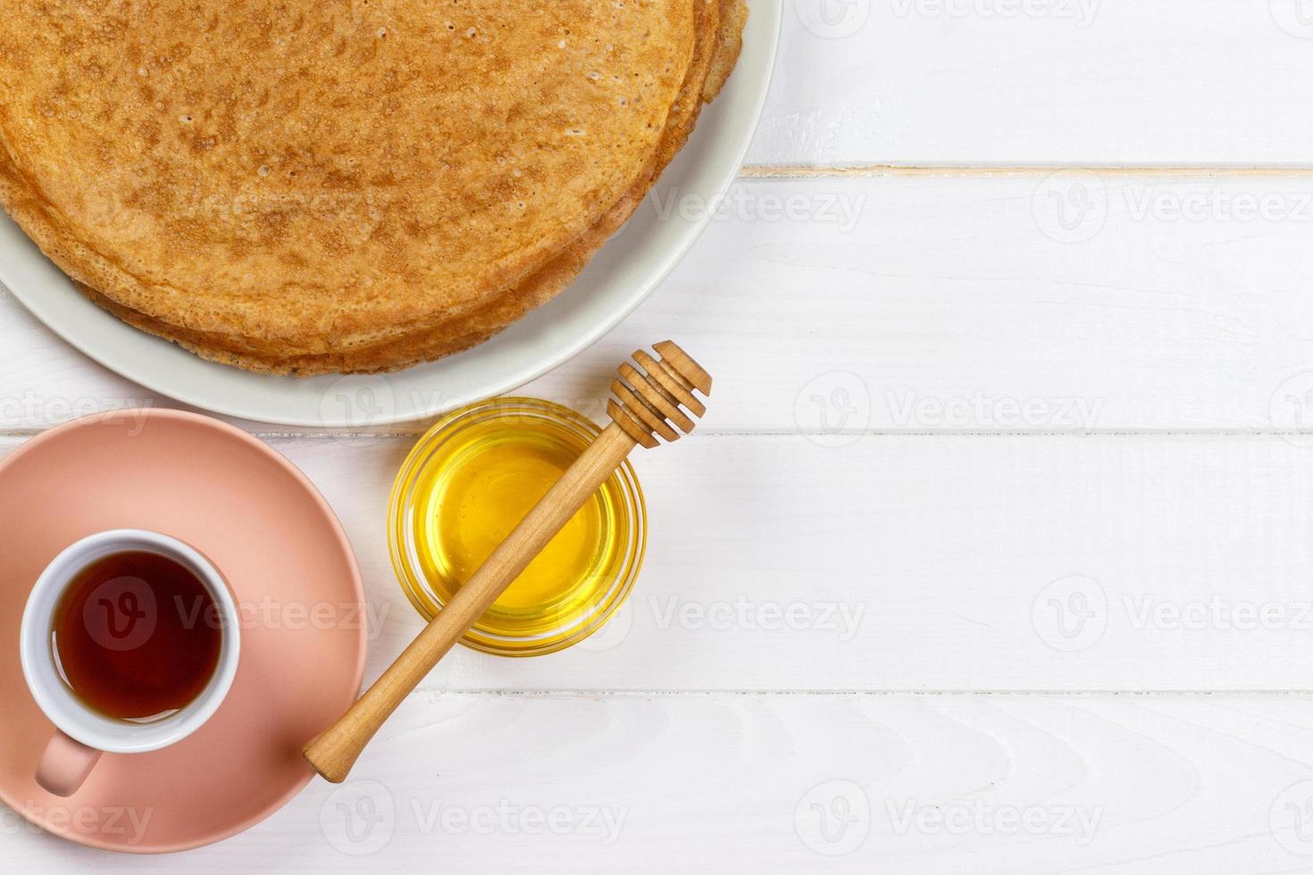 varm pannkakor med honung på en tallrik, frukost te med crepes foto