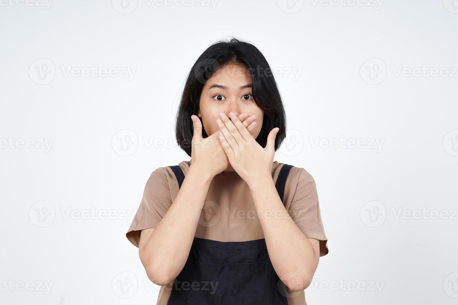 beläggning mun med chockade ansikte uttryck av skön asiatisk kvinna isolerat på vit bakgrund foto