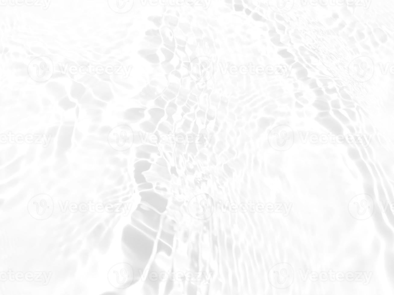 defokusering suddig transparent vit färgad klar lugna vatten yta textur med stänk och bubblor. trendig abstrakt natur bakgrund. vatten vågor i solljus med kopia Plats. vit vatten glans foto