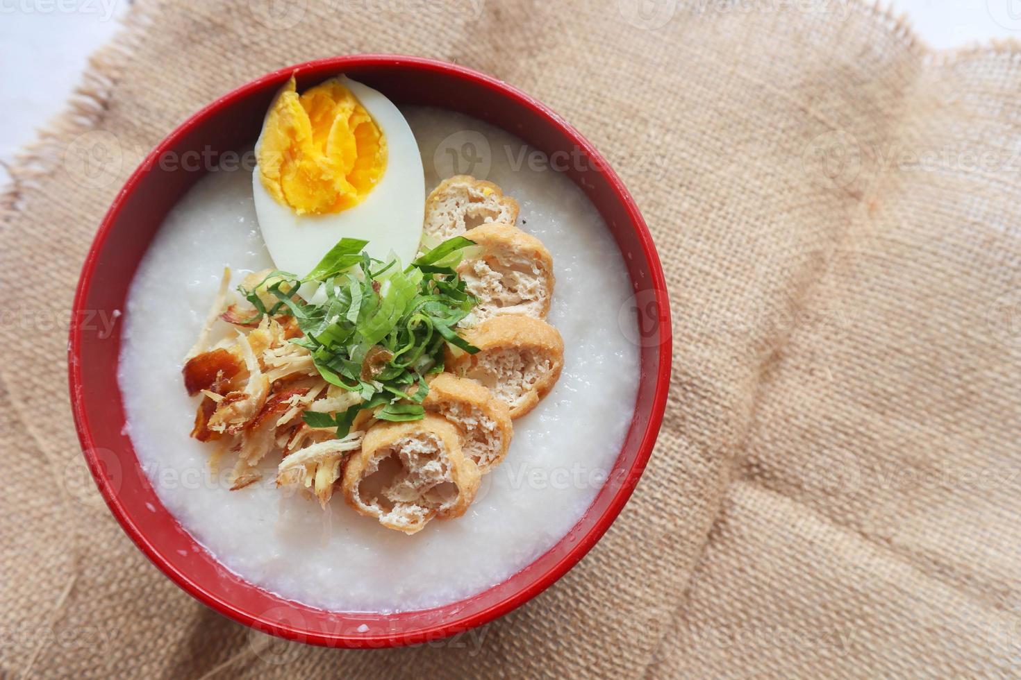 congee gröt med kyckling skiva, tofu, ägg. congee gröt från hong kong. kinesisk mat foto