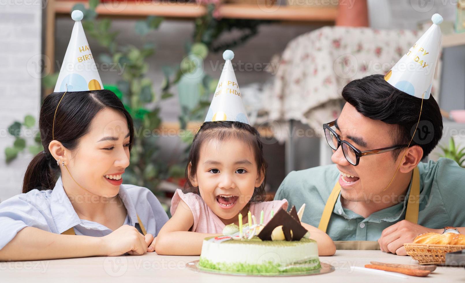 ung asiatisk familj, födelsedag fest foto