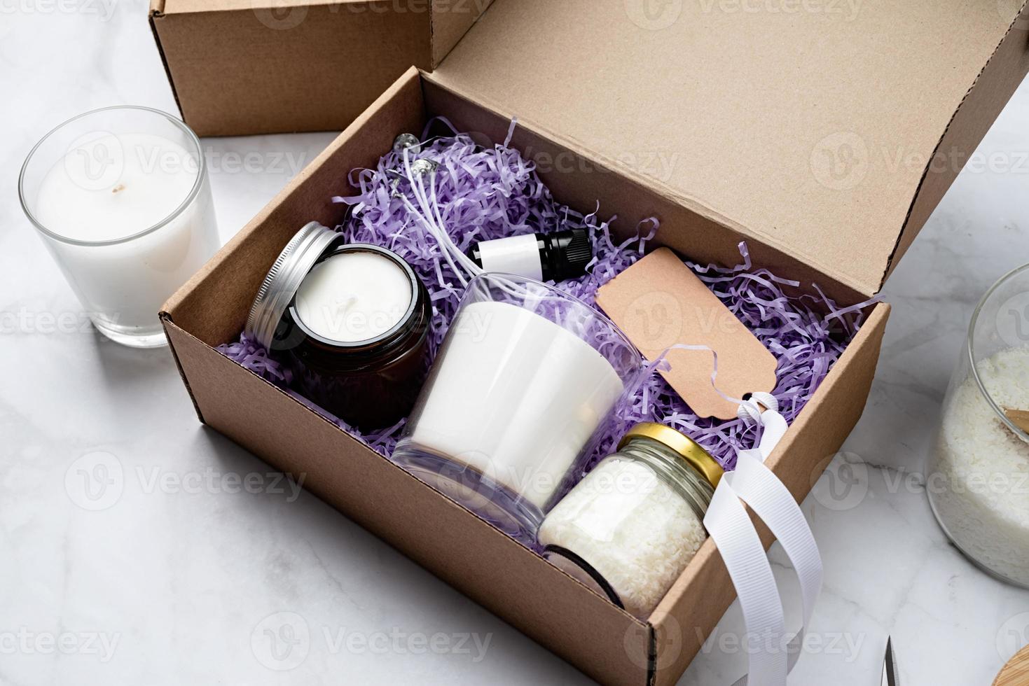 ljus diy gåva låda med soja vax, ljus, märka och grundläggande olja för ljus crafting foto