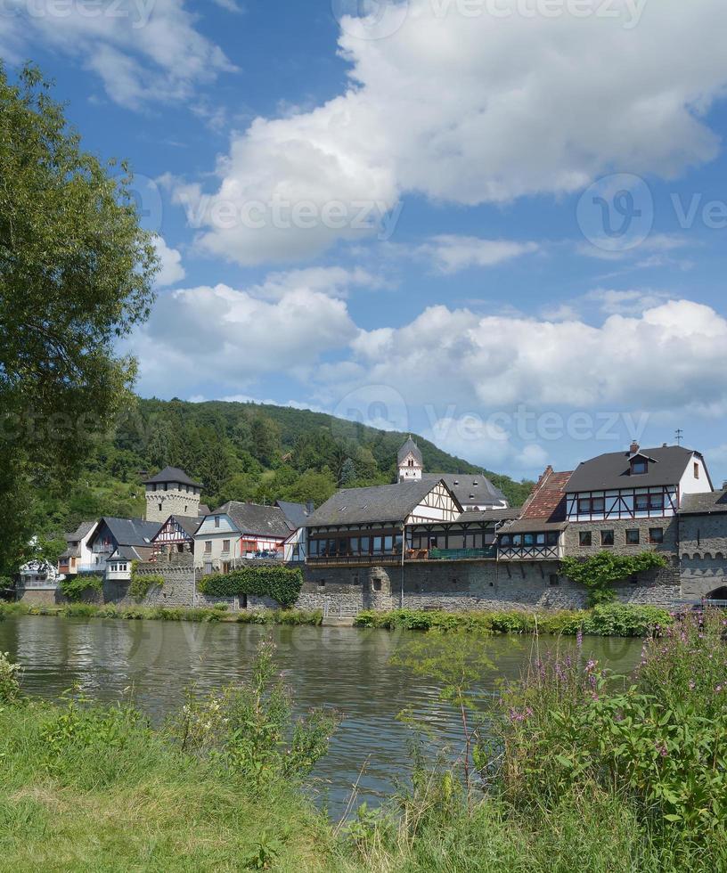 medeltida by av dausenau,lahn flod, rheinland-palatinate, tyskland foto
